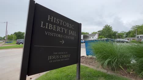 señal de dirección de la carretera a la cárcel histórica de liberty, un centro de visitantes mormón en liberty missouri