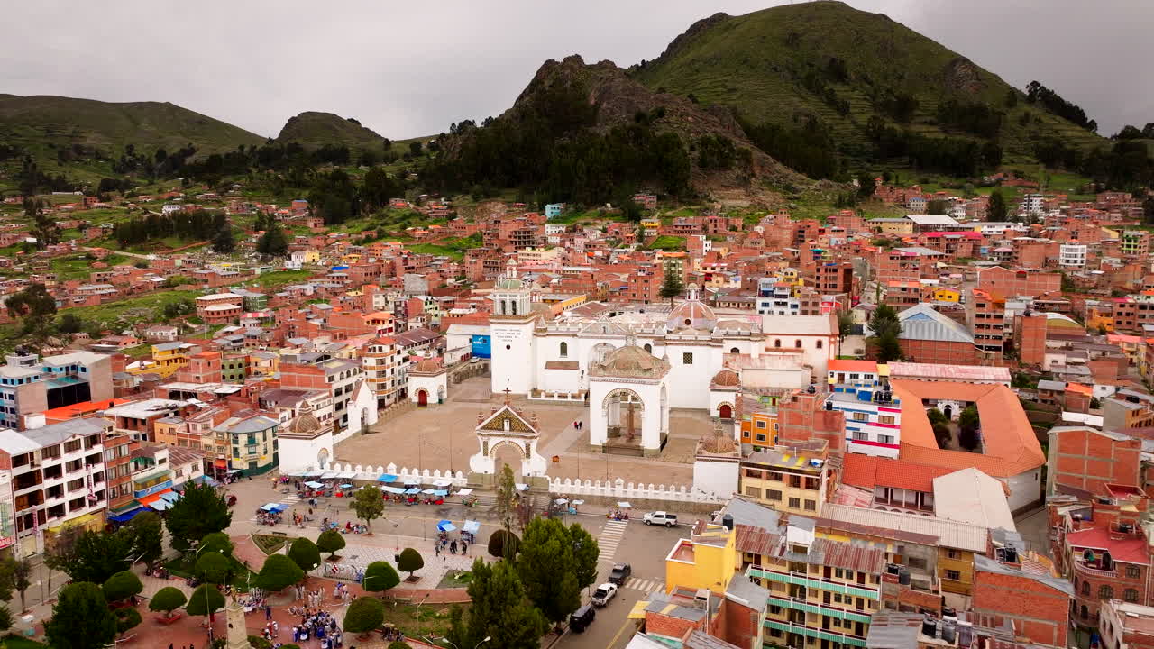 Vista aérea en arco de la iglesia católica Basílica de Nuestra Señora en Copacabana.