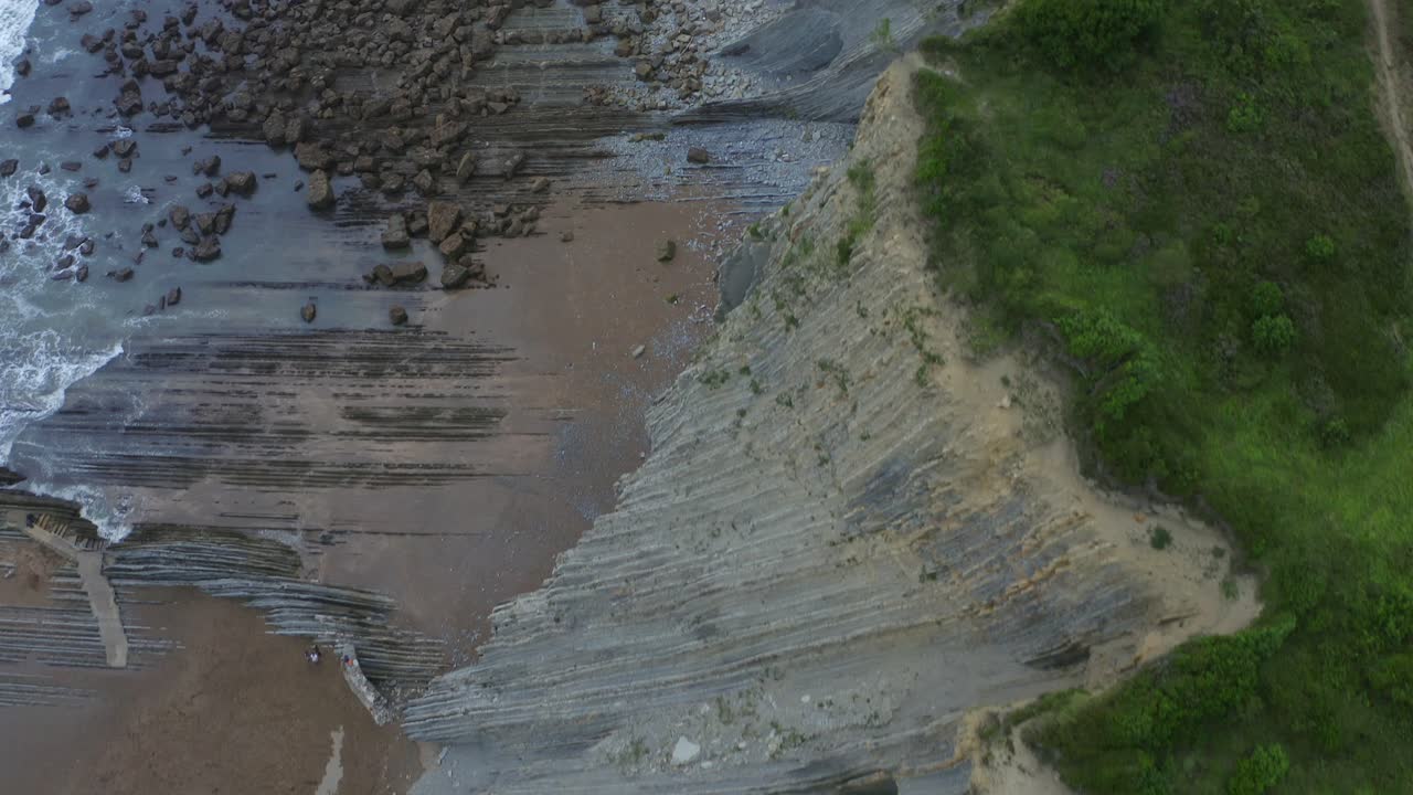 vista desde arriba de las rocas escarpadas y la geología única de itzurun zumaia españa