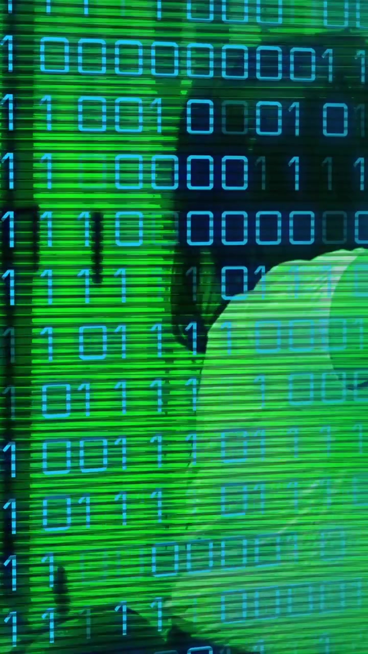 Animatie van gegevensverwerking en binaire codering met een Kaukasische IT-technica bij computerservers