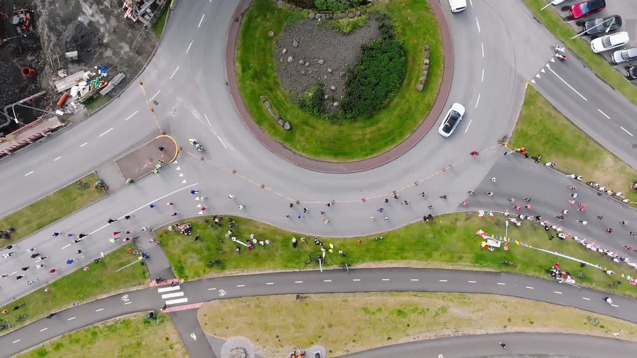 마라톤 운동 선수 들 이 반 폐쇄 된 순환 교차로 를 건너고 있다