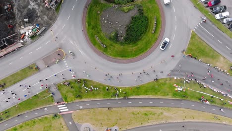 corredores de maratón que cruzan una rotonda semi-cerrada, de arriba hacia abajo