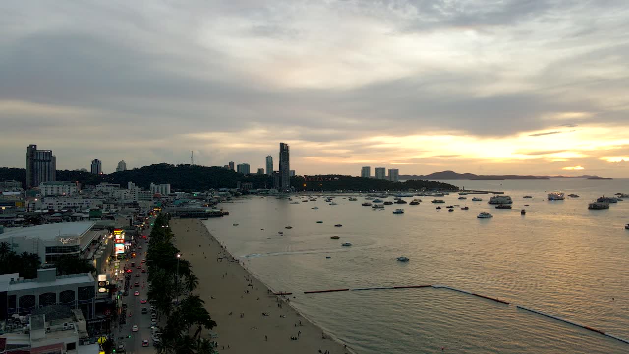 일몰 황금 시간 동안 파타야 해변의 공중 전망, 슬라이딩 동작
