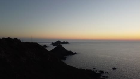 Torre-De-Vigilancia-Y-Faro-En-Córcega-Durante-La-Puesta-De-Sol