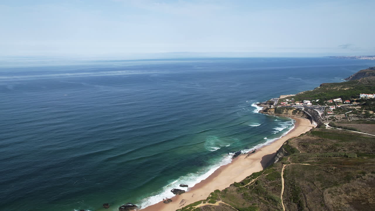 Ripresa con drone della frastagliata costa di Sintra che presenta la spiaggia di Praia do Magoito.