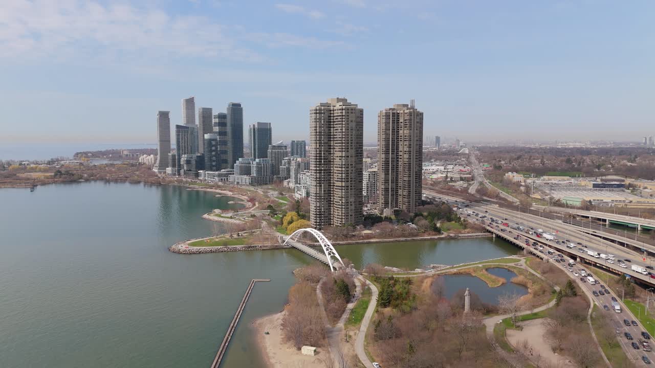 Sorvolo aereo del quartiere di Parklawn con condomini e la Gardiner Expressway a Toronto, Canada