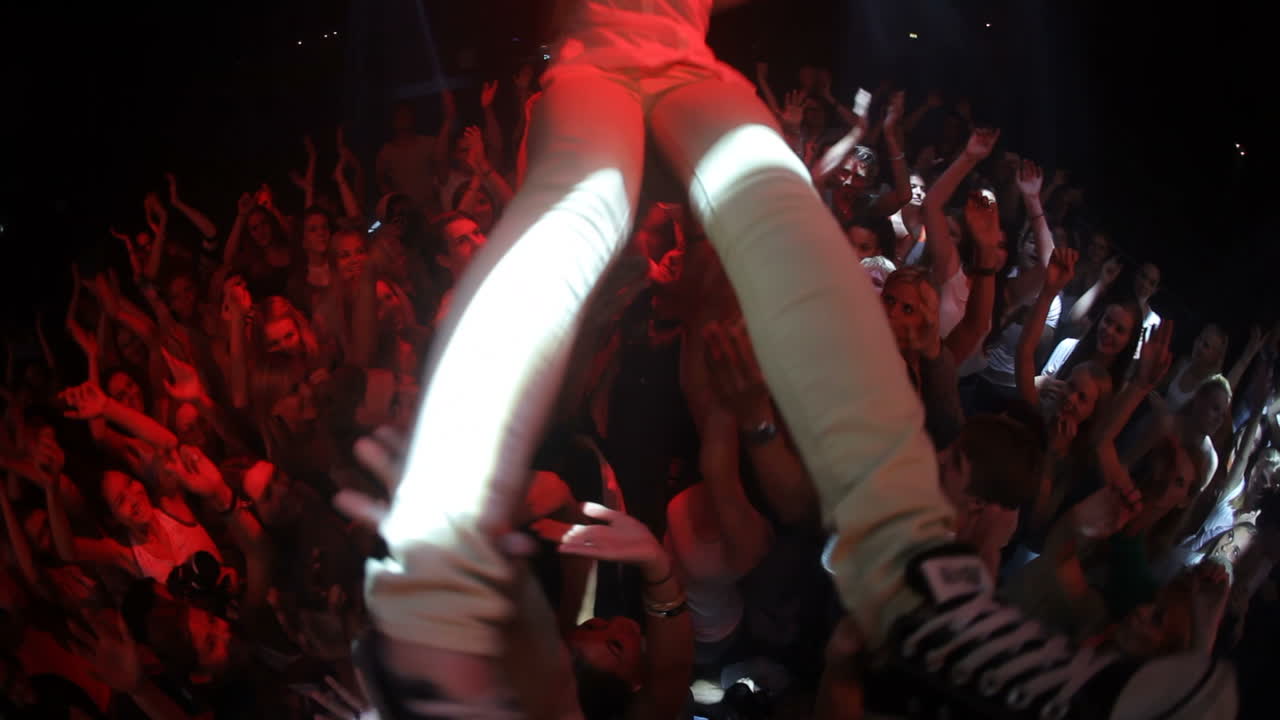 я теряю себя в объятиях толпы.