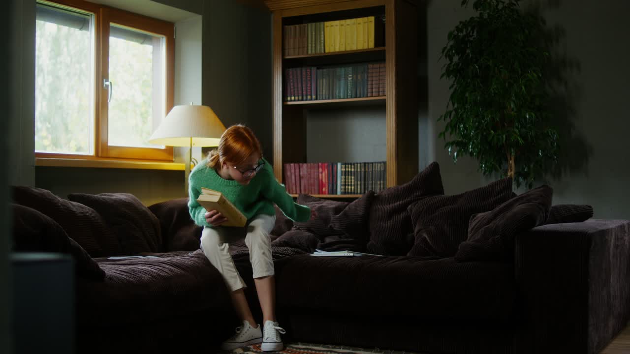 Evde Kitap Okuyan Genç Kadın