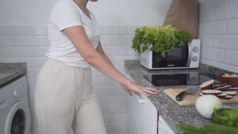 mujer preparando una comida saludable en una cocina moderna