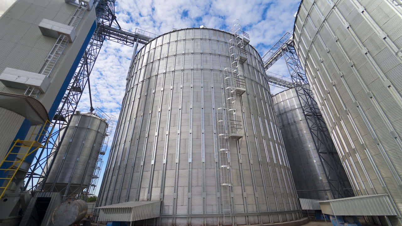 Grain elevators outdoors. Aluminum containers for storing grain. Agribusiness.