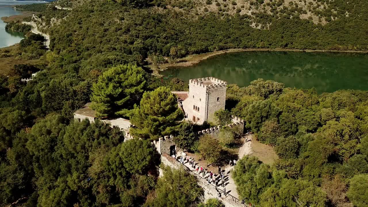 vista de avión no tripulado del sitio arqueológico de butrint, albania, europa masa de turistas que visitan el museo del castillo