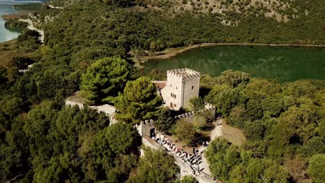 Drohnenansicht-Der-Archäologischen-Stätte-Butrint,-Albanien,-Europa-Masse-Von-Touristen,-Die-Das-Schlossmuseum-Besuchen