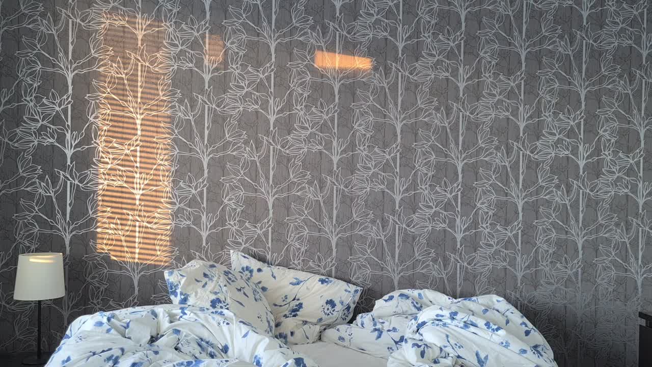 solstråler bevæger sig over den tomme seng tidligt om morgenen, statisk time-lapse skud