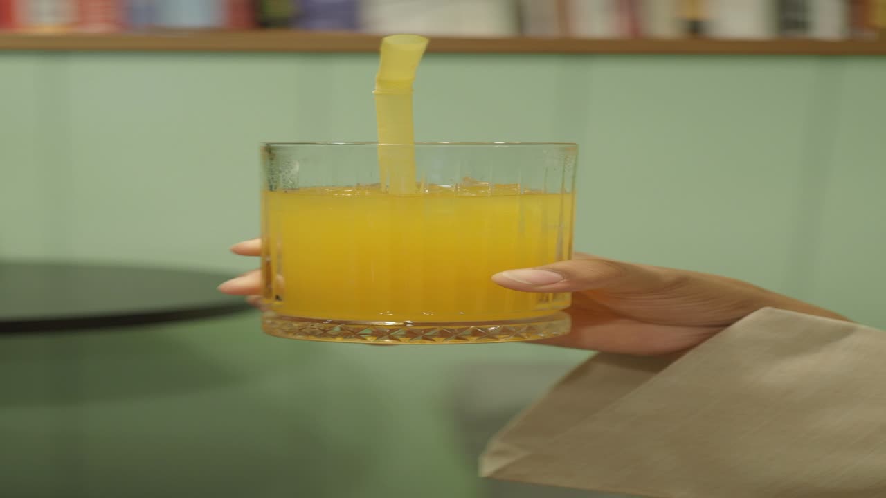 Jugo de naranja en la mano