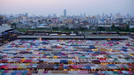 talad-rod-fai-nighttime-timelapse