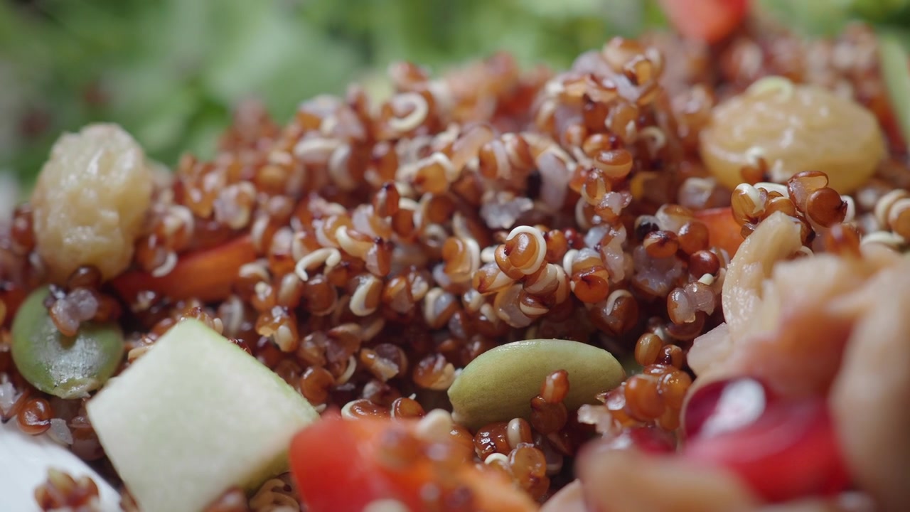 Primer plano de una ensalada saludable de quinoa con verduras