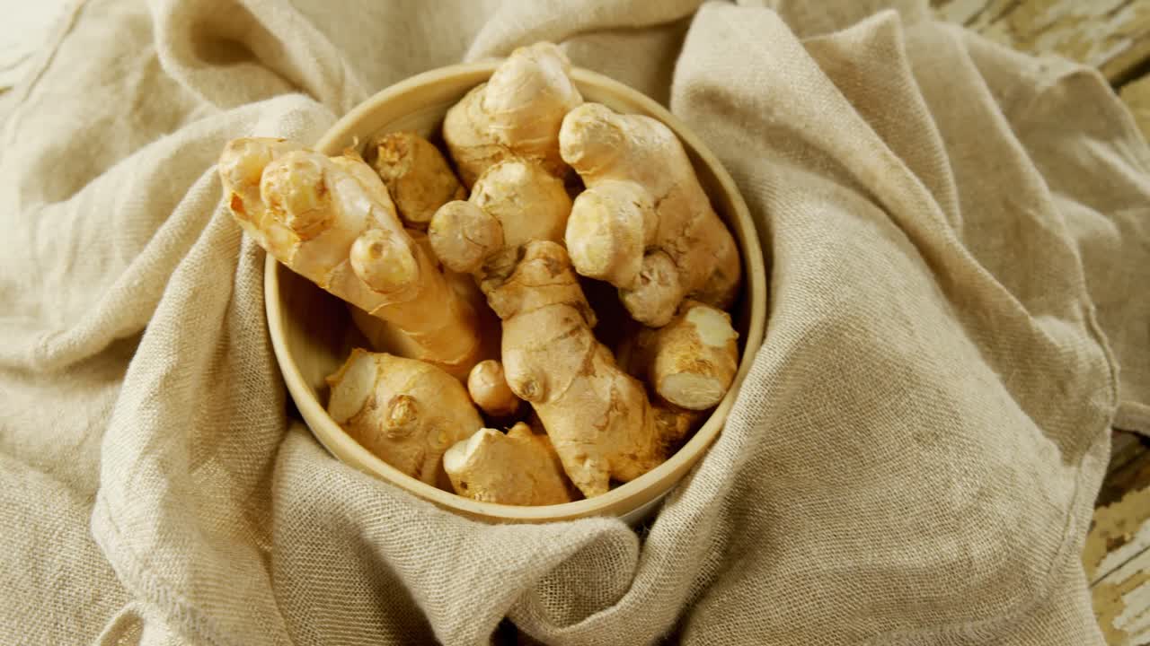 jengibre en un tazón de 4k