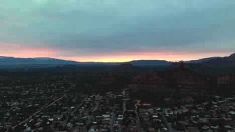 puesta de sol nublada sobre el paisaje de la ciudad de sedona y red buttes en arizona, estados unidos
