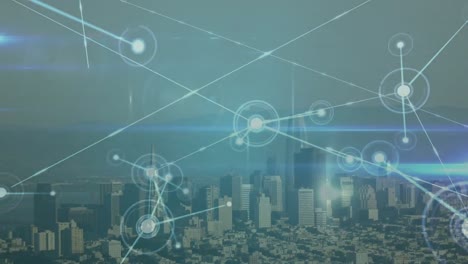 animación de la red de conexiones y senderos de luz azul contra la vista aérea del paisaje urbano