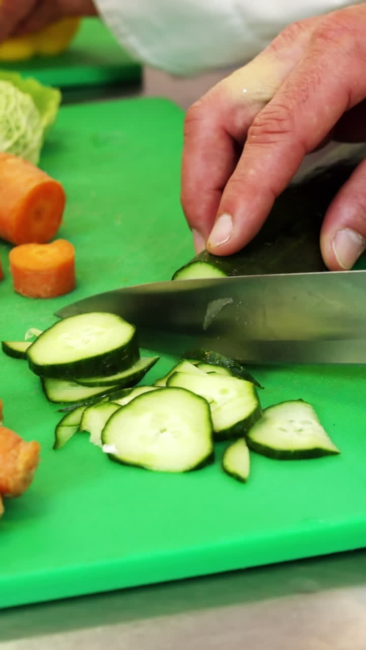 chef cortando verduras en la tabla verde
