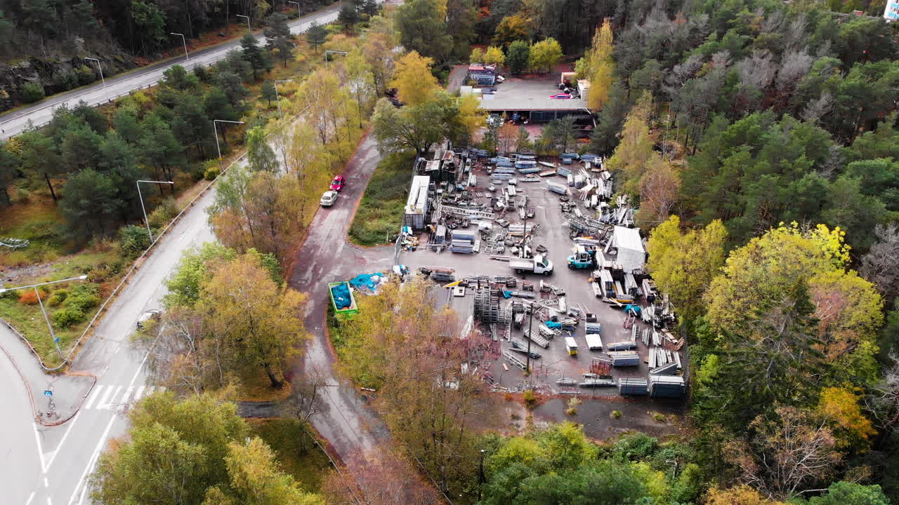 자재와 지게차가 있는 건설 창고의 기동 마당