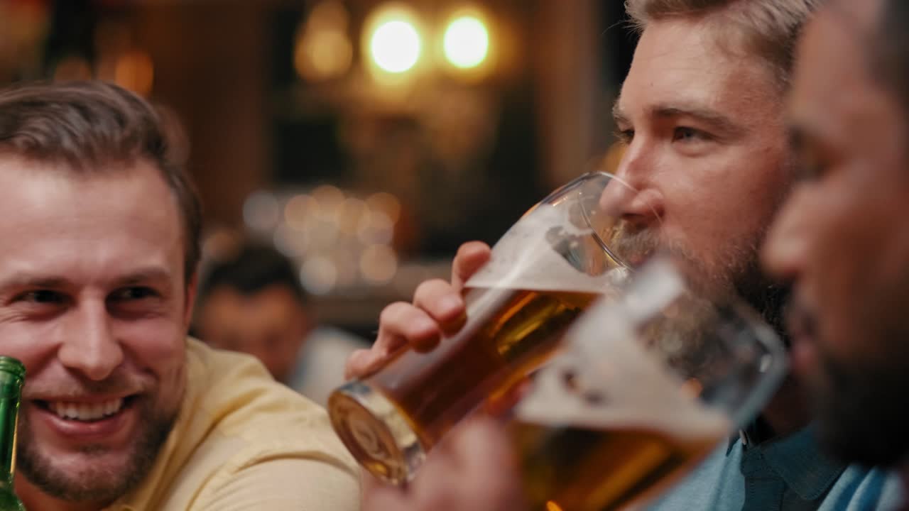 Uomini che si rilassano con un drink al pub