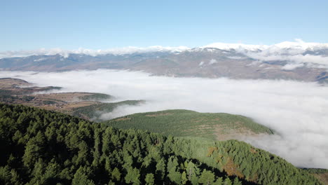 Niebla-Muy-Densa-Sobre-El-Gran-Valle-De-La-Cerdanya,-Con-Montañas-Nevadas-En-El-Horizonte