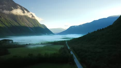 Niebla-Matutina-Sobre-El-Valle-Entre-Las-Montañas-A-La-Luz-Del-Sol.-Niebla-Y-Hermosa-Naturaleza-De-Imágenes-Aéreas-De-Noruega.