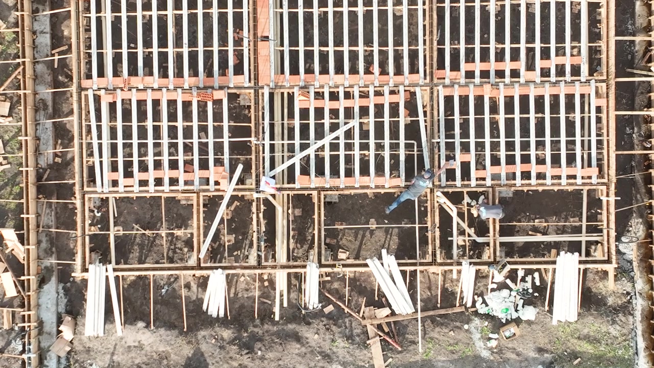 Vista aerea di moderne case residenziali in costruzione che utilizzano elementi prefabbricati in calcestruzzo con operai in cantiere in Brasile