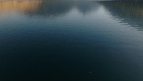 inclinación aérea hacia arriba para mostrar el reflejo de las montañas en el lago alpino wallowa