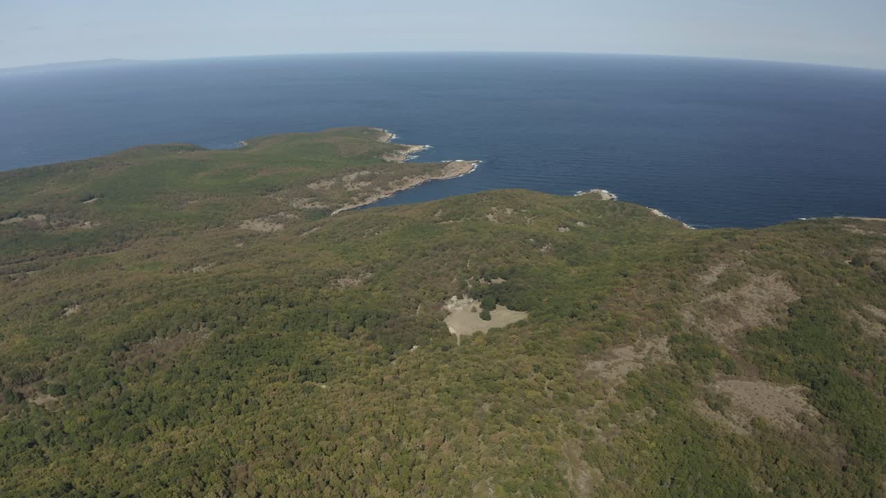montañas verdes y el mar negro de bulgaria durante un día soleado - toma amplia del dron