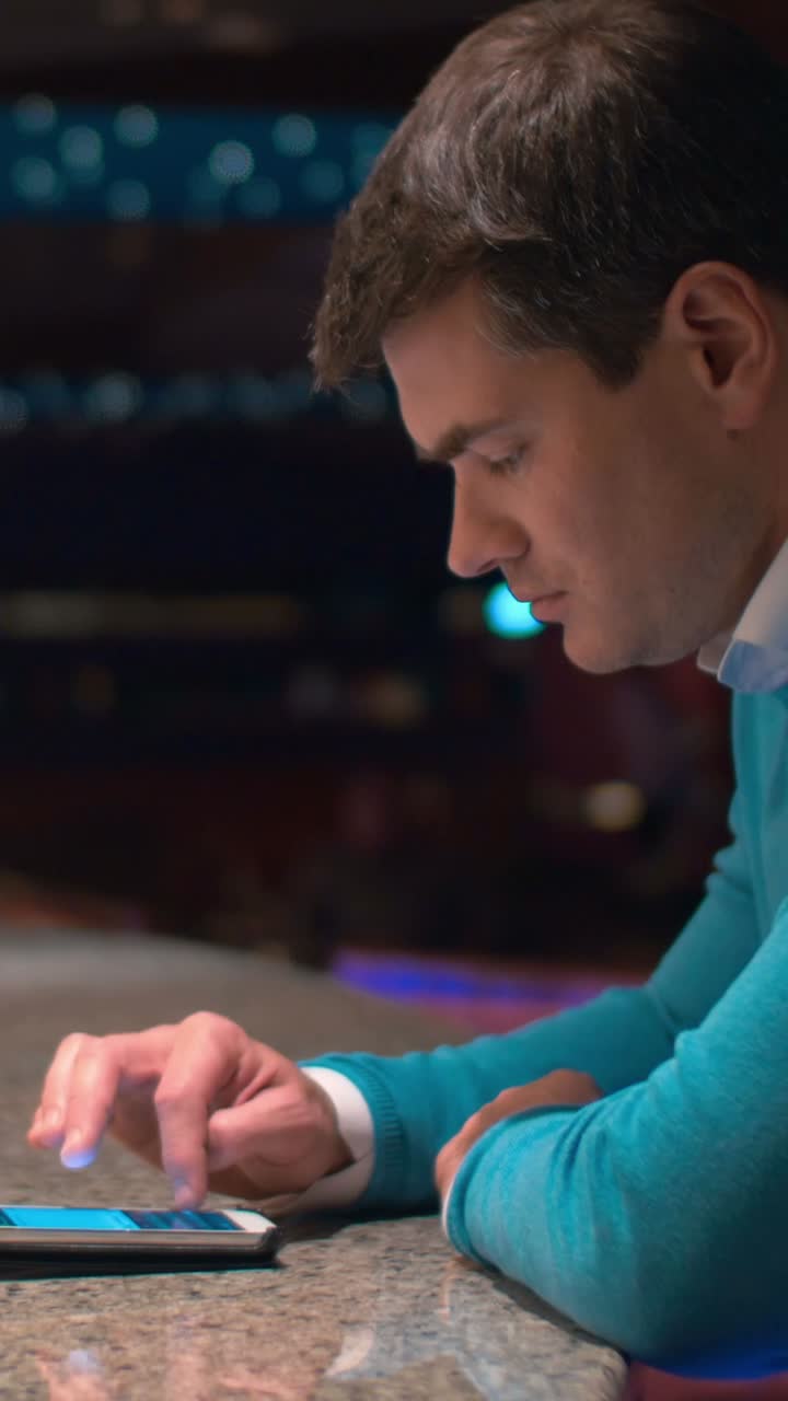 hombre usando teléfono inteligente en el interior