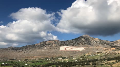 Turquía-Y-La-Bandera-De-Chipre-Del-Norte-Dibujada-En-La-Montaña-En-El-Vídeo-De-Lapso-De-Tiempo-De-Chipre-Del-Norte