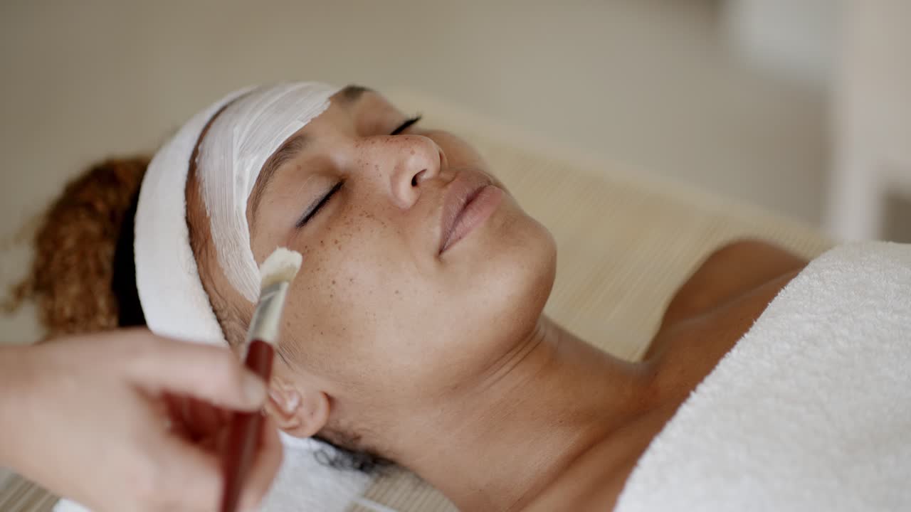 terapeuta aplicando una máscara facial