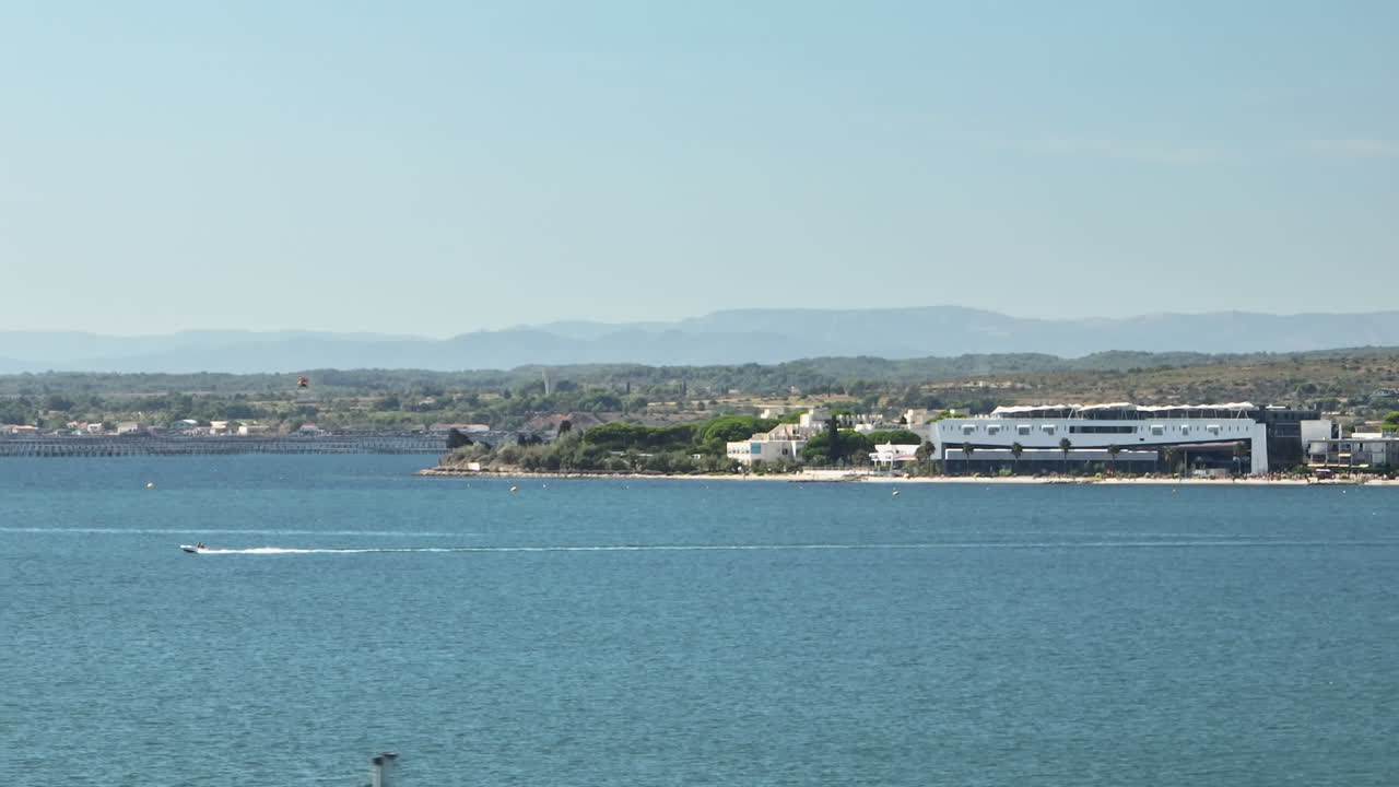 현대적인 탈라소 시설을 가진 발라루크 레스 바인 에 드 타우 (balaruc les bains etang de thao)