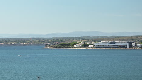 balaruc les bains etang de thau con instalaciones modernas de thalasso en un día soleado