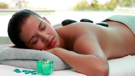 Ruhige-Brünette-Bekommt-Eine-Hot-Stone-Massage