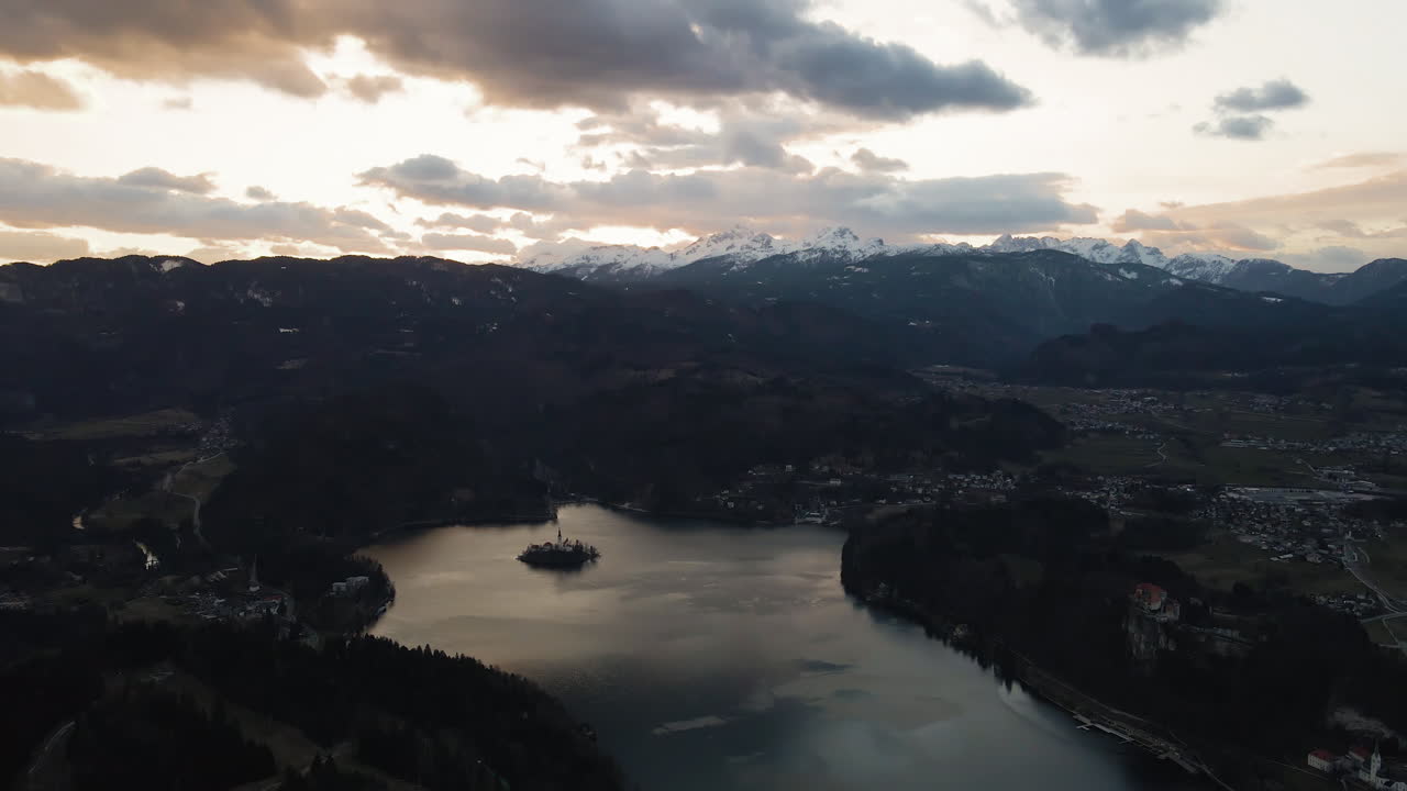 vista de la hora dorada sobre el lago bled, alpes julianos en el fondo, disparo de drones