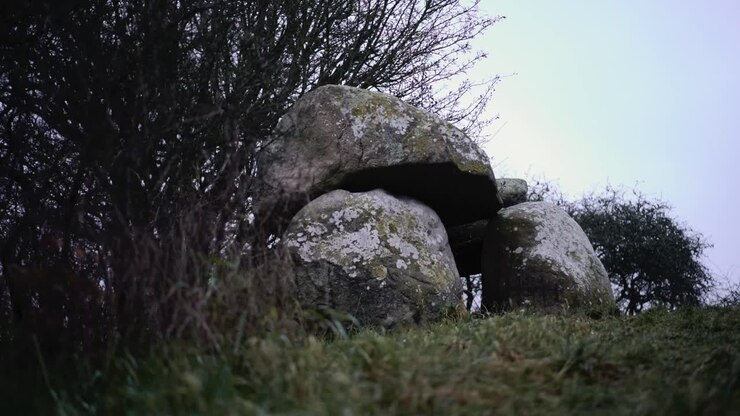 Gammelt tysk dyssesten megalitisk monumentområde på landet.