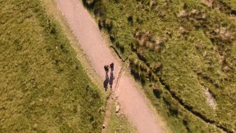senderismo a través de las balizas de brecon