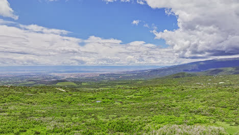 Drohnen-Enthüllung-Des-Grand-Valley-Von-Einem-Blick-Auf-Die-Grand-Mesa-In-Grand-Mesa,-Colorado