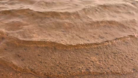 Klares,-Sandiges-Seewasser-Am-Strand-Mit-Kleinen-Wasserkräuselungen