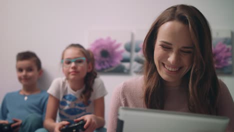 madre riendo mientras ve las noticias en línea en una computadora tablet