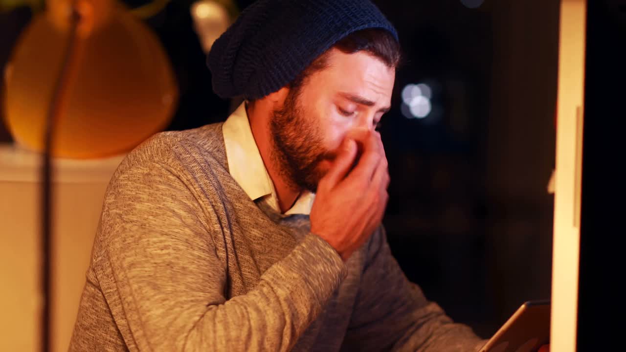 ejecutivo de negocios que usa tableta digital