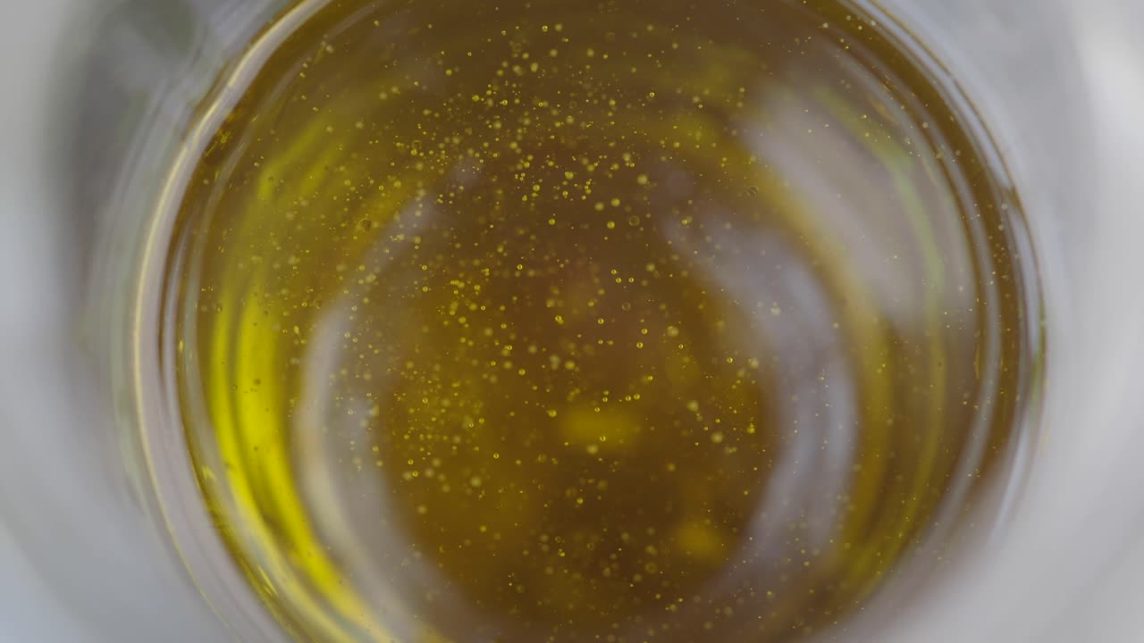 primer plano de líquido amarillo en un vaso