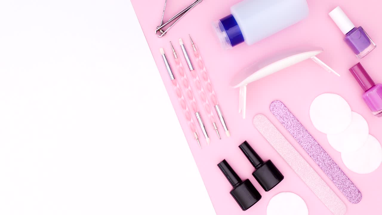 las herramientas para la manicura y los esmaltes de uñas aparecen en el lado rosa en el tema blanco rosa. detenga el movimiento