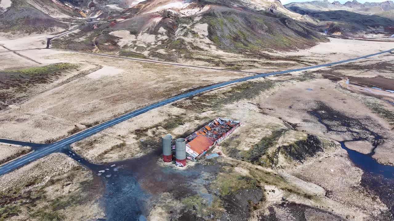 granja abandonada de islandia, invadida por la naturaleza, revelada a través de imágenes de drones de estructuras en descomposición y hierba seca