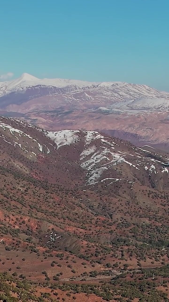 Vedute dei Monti dell'Atlante in Marocco che mostrano neve e paesaggio