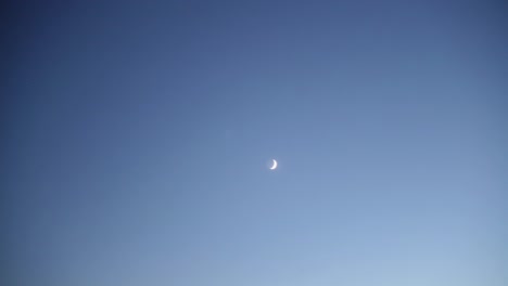 Lapso-De-Tiempo-De-Luna-Brillante-Moviéndose-En-Tiro-De-Cielo-Azul