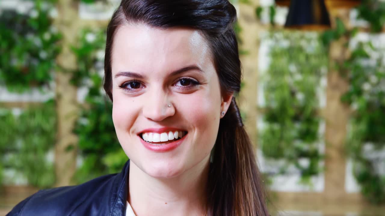 mujer ejecutiva sonriente de pie en la oficina